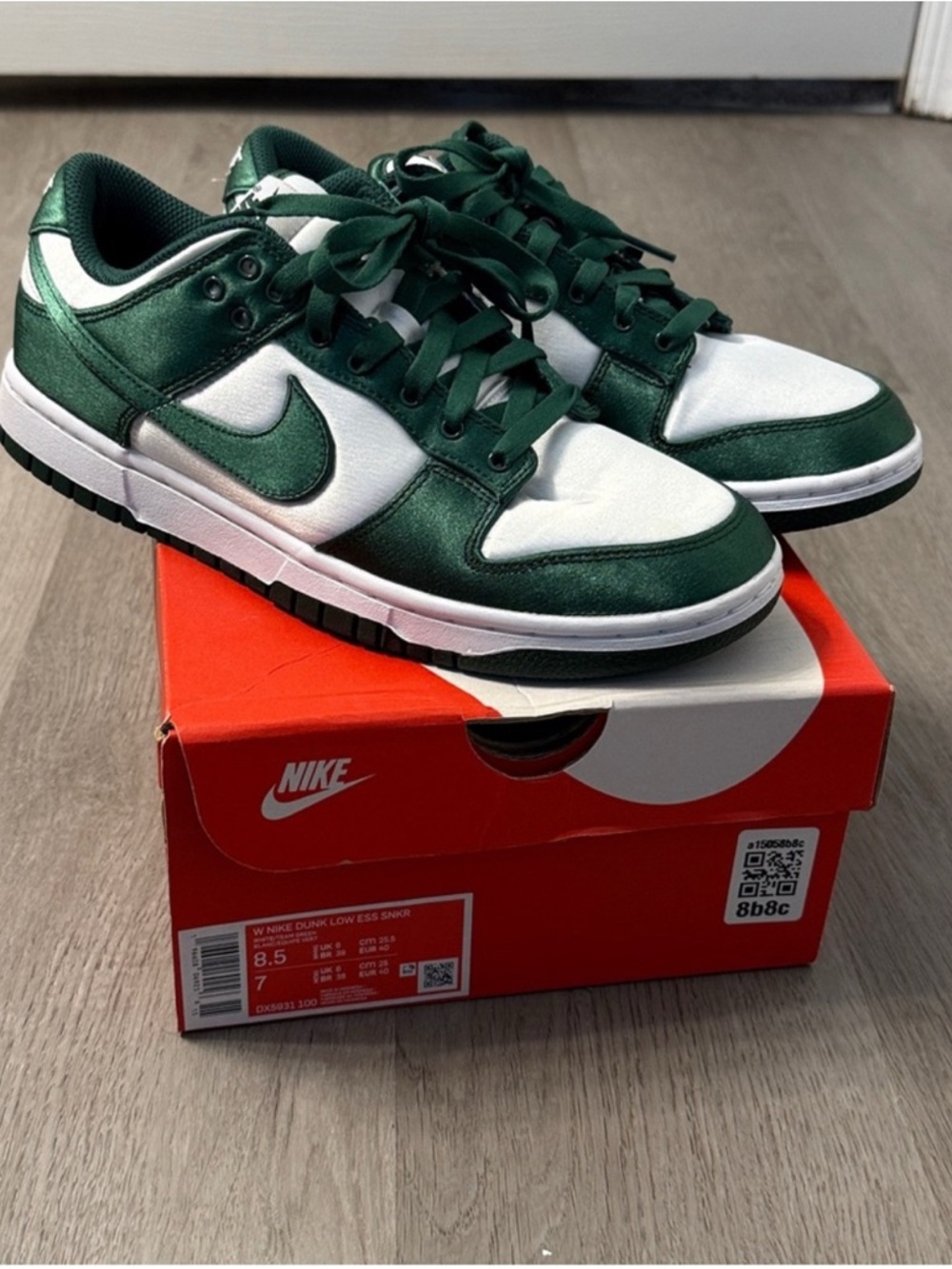 Nike Low-Top Sneakers in White & Metallic Green